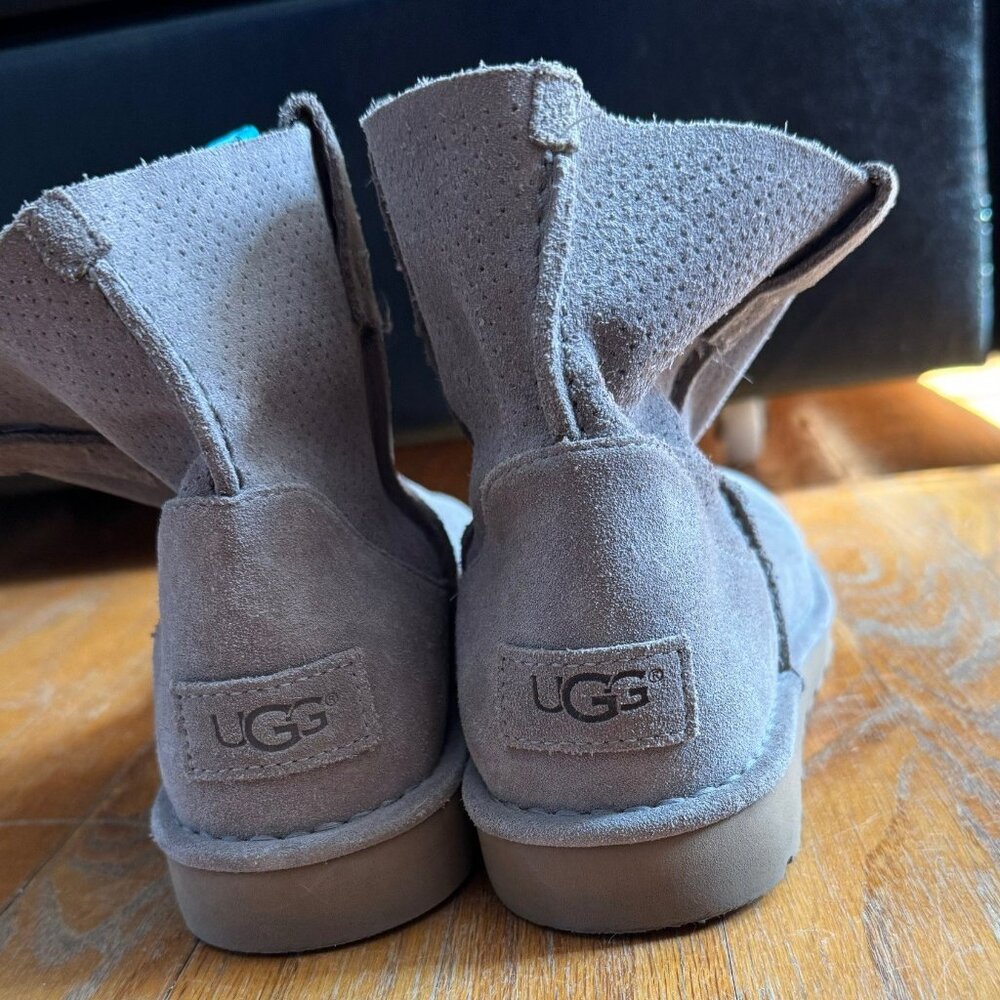 UGG Classic Short Boots - Size 9 - Light Taupe - Great Condition - Picture 3 of 4